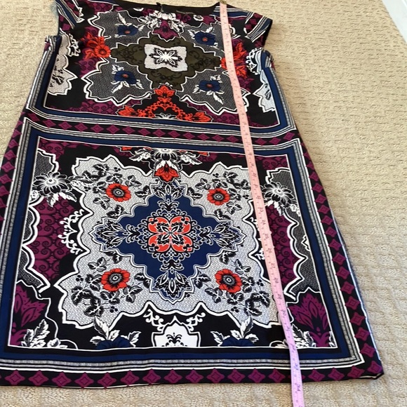 Fabulous printed fully lined shift dress with capped sleeves. - Picture 9 of 14